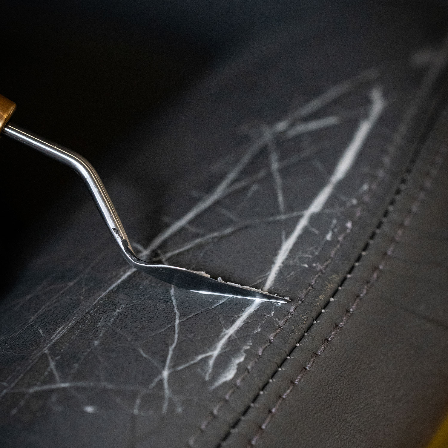 Unterseite_Leder-Instandsetzung-Bild Leder-Instandsetzung: Werterhalt durch Handarbeit